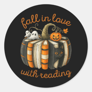 Verlieben Sie sich in das Lesen des Halloween-Buch Runder Aufkleber