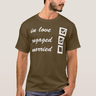 Verliebt verlobt verheiratet T-Shirt