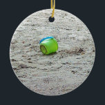 Verlierter grüner Eimer in Sand am Summer Beach Keramikornament<br><div class="desc">Verlierter grüner Eimer in Sand am Summer Beach</div>