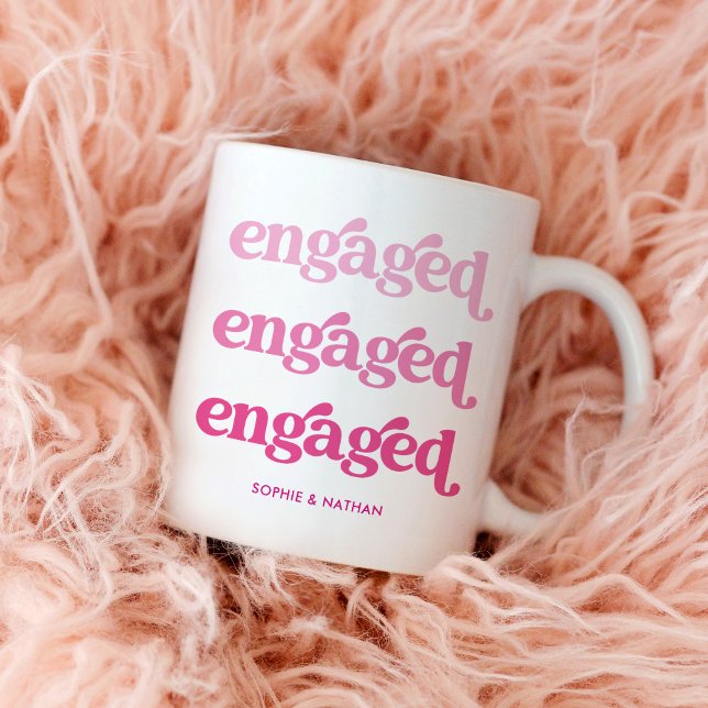 Verlobt | Boho Pink Gradient Text Kaffeetasse (Show the world you're engaged with this trendy mug, with pink gradient boho text)