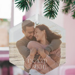 Verlobt & hell Minimalistisch Modernes Hochzeitsst Ornament Aus Glas<br><div class="desc">Verlobte & helle Weihnachtsschmuck mit Foto der Verlobung und die Möglichkeit das Jahr inbegriffen. Einfach,  minimalistisch und effektiv mit Vintag nostalgischer Typografie und einem kompletten Foto des verlobten Paares.</div>