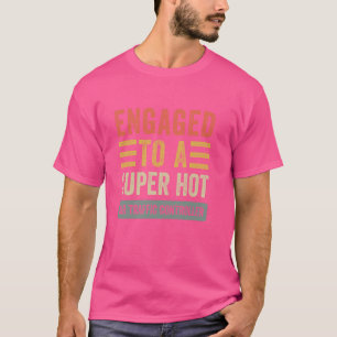 Verlobt zu einem Super Hot Air Traffic Controller T-Shirt