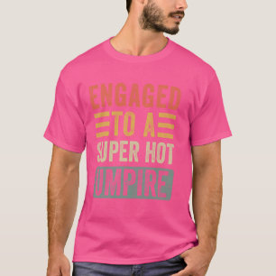 Verlobt zu einem Super Hot Umpire Funny Verlobte F T-Shirt