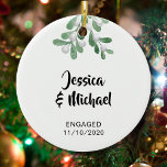 Verlobte Benutzerdefiniert Keramik Ornament<br><div class="desc">Feiern Sie Ihre Verlobung zu Weihnachten mit diesem eleganten Weihnachtsbaumschmuck. Es ist mit Aquarellmalerei geschmückt. Einfach anpassbar.</div>