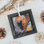 Verlobte moderne Skriptpaare Foto & Monogramm Ornament Aus Glas<br><div class="desc">Schöne Verlobung Foto-Ornament zu schätzen. Das Design zeichnet sich durch personalisiertes Foto mit elegantem modernen "Verlobten" Script-Foto-Overlay aus. Maßgeschneidert mit Paares Monogramm und Jahr. Die Hintergrundfarbe kann mit dem Zazzle-Design-Tool geändert werden. Design von Moodthology Papery.</div>