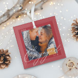 Verlobte moderne Skriptpaare Foto & Monogramm Ornament Aus Glas<br><div class="desc">Schöne Verlobung Foto-Ornament zu schätzen. Das Design zeichnet sich durch personalisiertes Foto mit elegantem modernen "Verlobten" Script-Foto-Overlay aus. Maßgeschneidert mit Paares Monogramm und Jahr. Die Hintergrundfarbe kann mit dem Zazzle-Design-Tool geändert werden. Design von Moodthology Papery.</div>