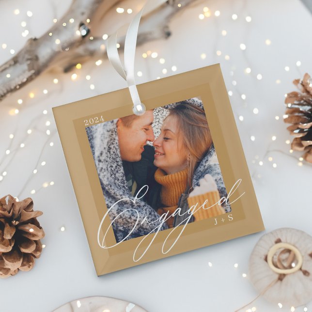 Verlobte moderne Skriptpaare Foto & Monogramm Ornament Aus Glas (Engaged Modern Script Couples Photo & Monogram Glass Ornament)