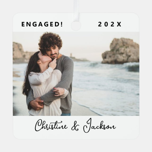 Verlobte Weihnachten | Modernes Trendy Couple Foto Ornament Aus Metall (Vorderseite)