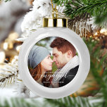 Verlobtes Foto Weiß Moderne Keramik Kugel-Ornament<br><div class="desc">Gedenken Sie Ihre Verlobung mit diesem schönen modernen Sakraldekor. Der weiße Text lautet "Unser erstes Weihnachtsfest verlobt", mit dem Wort "verlobt" in eleganter Kalligraphie-Schrift mit dekorativen Swashes vor und danach. Ersetzen Sie das Beispielbild durch Ihr Lieblings-Foto, und fügen Sie Ihre Namen und das Jahr hinzu. Ein Filter mit dunklem Farbverlauf...</div>