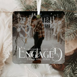 Verlobtes Minimalistisches Fun Typografy-Foto Ornament Aus Metall<br><div class="desc">Feiern Sie Ihren ersten Urlaub als verlobtes Paar mit dem Verlobten Minimalistischen Spaß Typografie Foto Metal Ornament. Dieses Ornament verbindet sauberes, einfaches Design mit handgeschriebener Schrift und einer stilvollen Weihnachtsästhesie, die perfekt dazu geeignet ist, Ihrem Baum eine Touch der Eleganz hinzuzufügen. Aus schatterfestem Metall gefertigt, ist es sowohl leicht als...</div>