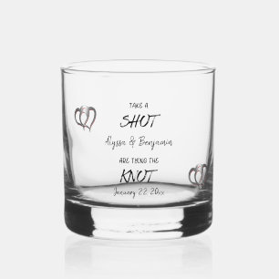 Verlobtes Paar, das den Knoten bindet Whiskyglas