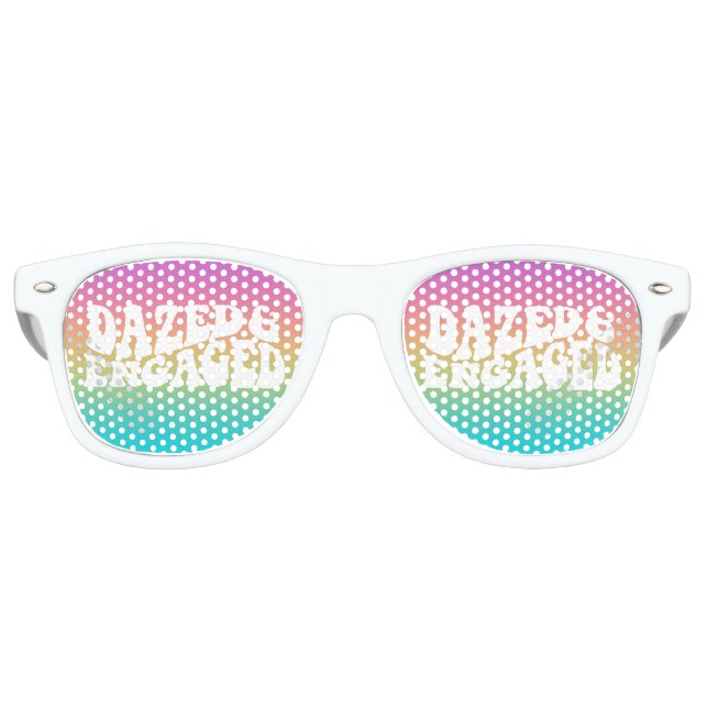 Verlobtes Retro-Typografie-Design Partybrille (Vorderseite)