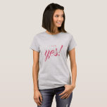 Verlobung Ankündigung sagte ich Ja Britin zu sein T-Shirt<br><div class="desc">Feiern Sie Ihre Verlobung mit diesem schicken grauen T - Shirt mit dem Text 'I say Yes!' in rosa eleganter Schriftzeichen-Kalligrafie. Herrlicher T - Shirt für die Braut zu sein. Exklusiv für Sie entworfen von Happy Dolphin Studio. Wenn Sie Hilfe oder passende Produkte benötigen, kontaktieren Sie uns bitte unter happydolphinstudio@outlook.com....</div>