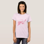 Verlobung Ankündigung sagte ich Ja Britin zu sein T-Shirt<br><div class="desc">Feiern Sie Ihre Verlobung mit diesem schicken, blassrosa T - Shirt mit dem Text 'I say Yes!' in rosa, eleganter Schriftzeichen-Kalligrafie. Herrlicher T - Shirt für die Braut zu sein. Exklusiv für Sie entworfen von Happy Dolphin Studio. Wenn Sie Hilfe oder passende Produkte benötigen, kontaktieren Sie uns bitte unter happydolphinstudio@outlook.com....</div>