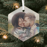 Verlobung Foto Sie sagte ja! Weihnachtsvorschlag Ornament Aus Glas<br><div class="desc">Feiern Sie ein fröhliches Weihnachtsangebot und eine Verlobung mit einem maßgeschneiderten Foto-Hexagon-Glas-Ornament. Bilder und alle Texte auf dieser Vorlage sind einfach zu personalisieren, einschließlich der Formulierung, dass "Er hat die Frage ... sie sagte ja!" (IMAGE PLACEMENT TIP: Eine einfache Möglichkeit, ein Foto genau zu zentrieren, wie Sie gewollt haben, ist...</div>