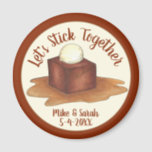 Verlobung Wedding Party Sticky Toffee Pudding Magnet<br><div class="desc">Das Design zeigt eine originelle Marker-Abbildung des köstlichen Klebrigkaffee Pudding. Dieses Dessert ist ein Grundnahrungsmittel der britischen Küche und bietet einen zarten, termingerbasierten Kuchen, der in einer süßen Kaffeesauce ertrunken ist und mit einer Partie Vanilleeis serviert wird. Ideal für eine thematische Verlobung oder Jubiläumsfeier, eine große Bäckerei, ein Dessert Party,...</div>