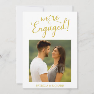 Verlobungsfoto mit 'Gold We're Engaged' Ankündigung
