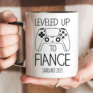 Verlobungsgeschenk für ihn, LEVELD UP TO FIANCÉ Zweifarbige Tasse