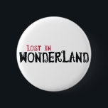 Verloren im Wunderland Button<br><div class="desc">Folgen Sie dem Weißen Kaninchen und finden Sie sich im Wunderland mit Alice verloren!</div>