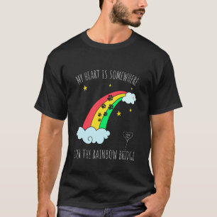 Verlust einer geliebten Katze Hund. Regenbogenbrüc T-Shirt