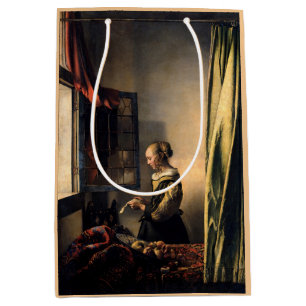 Vermeer - Mädchen, die einen Buchstaben in einem o Mittlere Geschenktüte