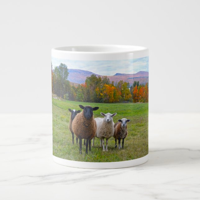 Vermont Sheep im Herbst Jumbo-Tasse (Vorderseite)