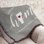 Vermont Zuhause Staat Personalisiert Decke<br><div class="desc">Zeigen Sie Zuhause-Staatsstolz mit dieser niedlichen rustikalen grauen Werftdecke mit "Zuhause" in weißer Kalligrafie-Schrift, die mit einer Silhouette des Staat von Vermont für den Buchstaben "O" stehend ist. Eine rote Herzanzeige in der Staat-Karte vervollständigt das Design; Sie können die Herzposition in Ihrer Zuhause-Stadt ändern, indem Sie das Design-Tool öffnen und...</div>