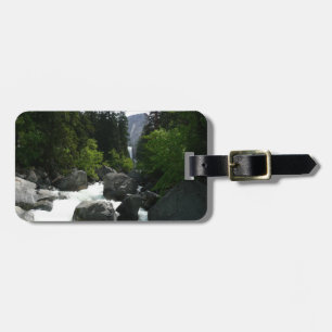 Vernal Falls in der Ferne in Yosemite Gepäckanhänger