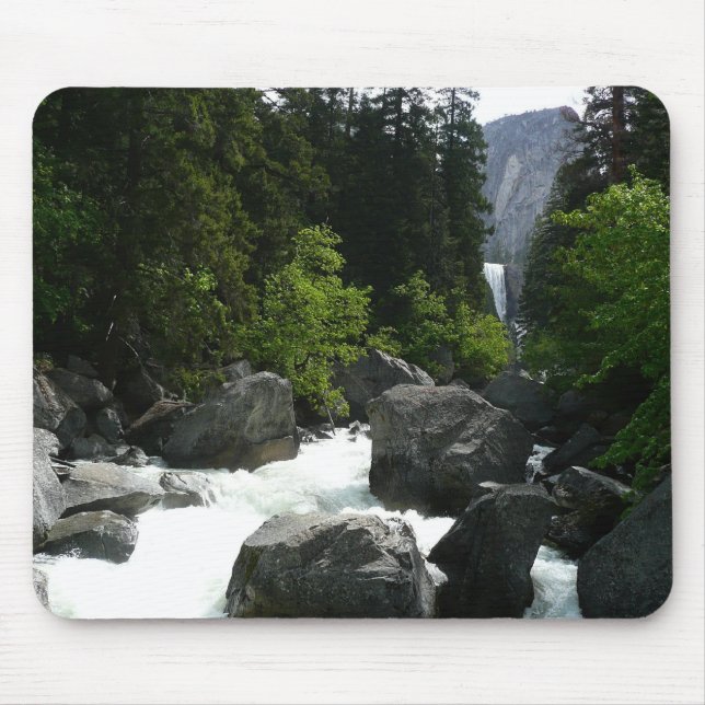 Vernal Falls in der Ferne von Yosemite Mousepad (Vorne)