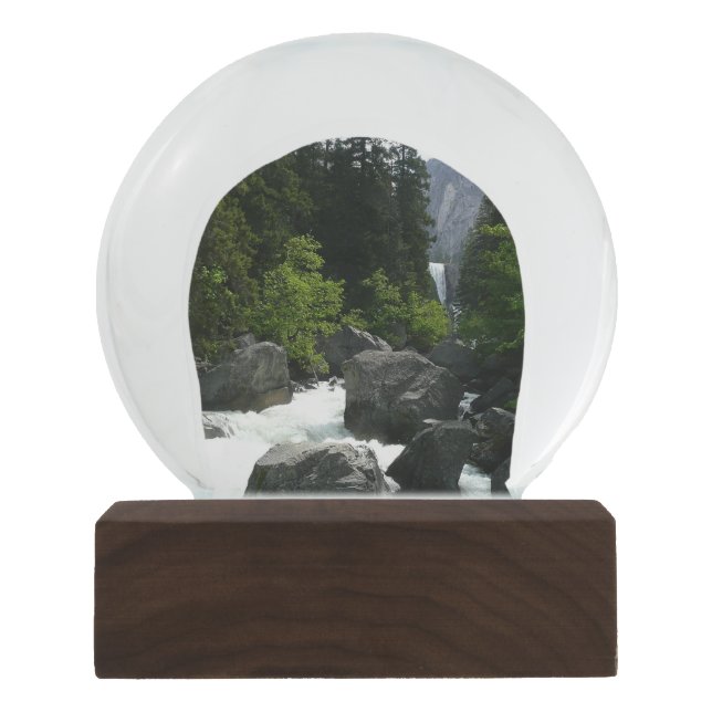 Vernal Falls in der Ferne von Yosemite Schneekugel (Vorderseite)