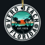 Vero Beach Florida Palm Tree Retro Sunset Souvenir Keramik Ornament<br><div class="desc">Vero Beach Florida Palme Tree Retro Sunset Souvenir Keramik Ornament . Strände von Vero Beach Florida. Dieses Retro Vintage Design ist für Surfen ,  Camping. Urlaub Retro Design. Sie können es als Weihnachtsgeschenk an alle Liebhaber der Bucht und des Strandes.</div>