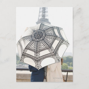 Verpaarung unter einem Schirm mit dem Eiffelturm Postkarte