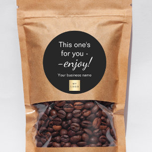 Verpackung des schwarzen Firmenlogos beim Einkauf Runder Aufkleber