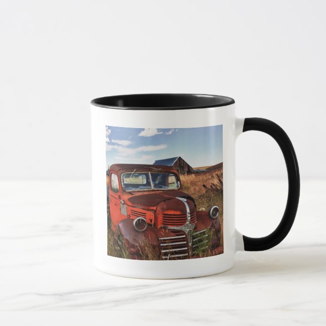 Verrostender orange Dodge-LKW mit verlassenem Tasse (Rechts)
