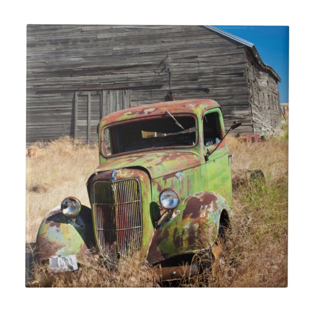 Verrostendes Auto vor verlassenem Bauernhof Fliese (Vorderseite)