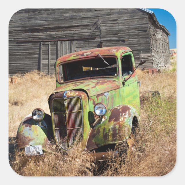 Verrostendes Auto vor verlassenem Bauernhof Quadratischer Aufkleber (Vorderseite)