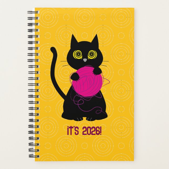 VERRÜCKT! 2026 Planer – Stricken + Katze 🧶🐈‍⬛ (Vorderseite)
