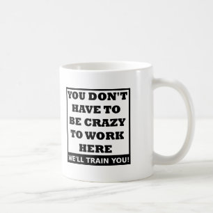 Verrückt hier zu arbeiten Lustiger Becher Tasse