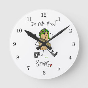 Verrückt nach dem Bedienen von T-Shirts und Gesche Runde Wanduhr