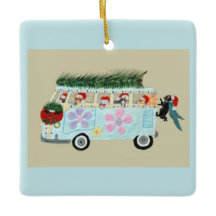 Verrückte Katzen in ihrem Weihnachts-Hippie-Van
