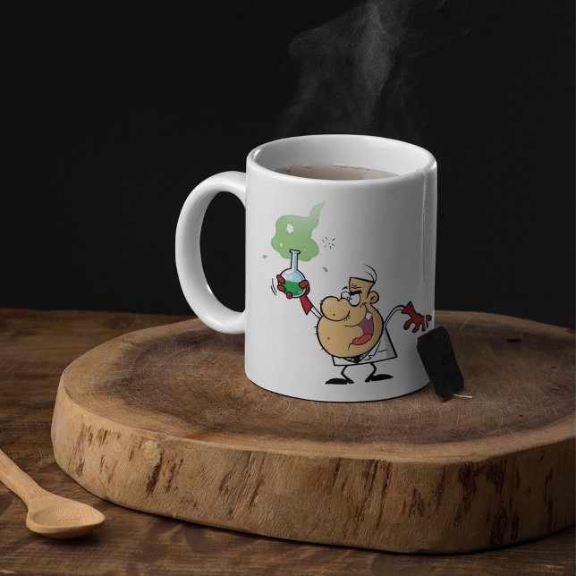 Verrückter Wissenschaftler hält kochende Flasche W Kaffeetasse (Von Creator hochgeladen)