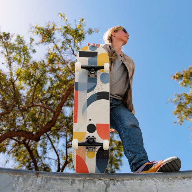 Verschiedene bunte Formen und Punkte Skateboard (Außenbereich 1)