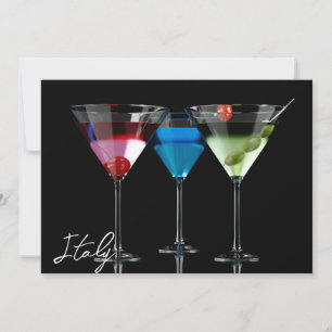Verschiedene Cocktails in Martini-Brillen auf schw