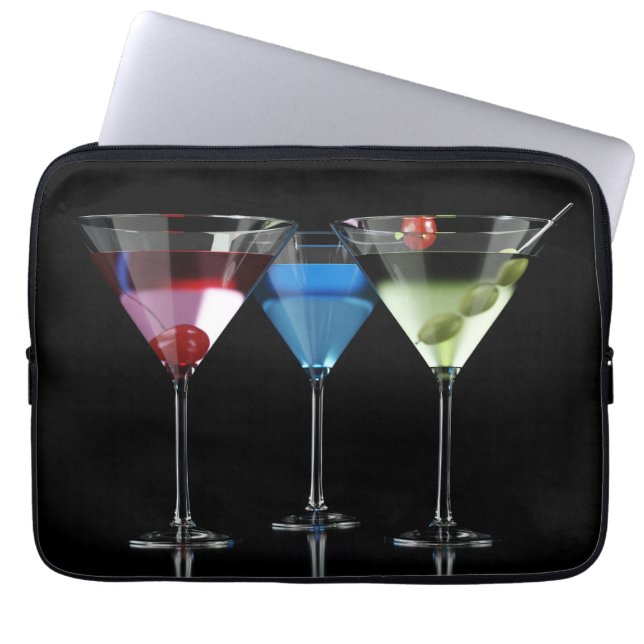 Verschiedene Cocktails in Martini-Brillen auf schw Laptopschutzhülle (Vorderseite)
