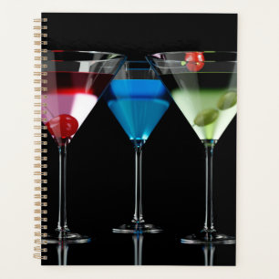 Verschiedene Cocktails in Martini-Brillen auf schw Planer