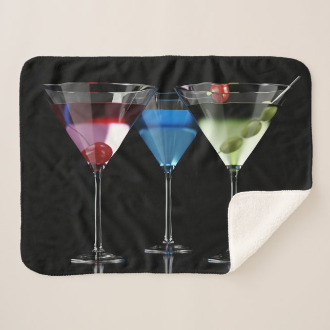 Verschiedene Cocktails in Martini-Brillen auf schw Sherpadecke (Vorderseite (Horizontal))
