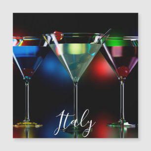 Verschiedene Cocktails in Martini Brillen mit Lich Magnetkarte