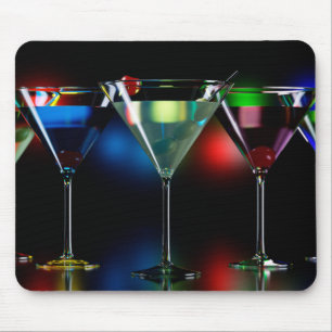 Verschiedene Cocktails in Martini Brillen mit Lich Mousepad