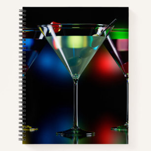 Verschiedene Cocktails in Martini Brillen mit Lich Notizbuch