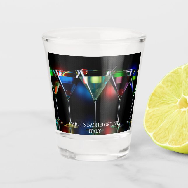 Verschiedene Cocktails in Martini Brillen mit Lich Schnapsglas (Vorderseite)